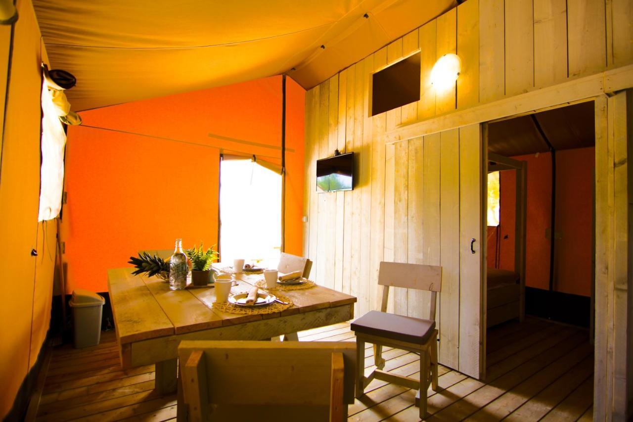 Grande Glamping With Pool Hotel Biograd Na Moru Ngoại thất bức ảnh