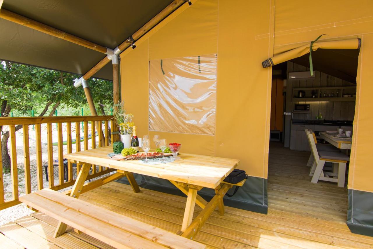 Grande Glamping With Pool Hotel Biograd Na Moru Ngoại thất bức ảnh