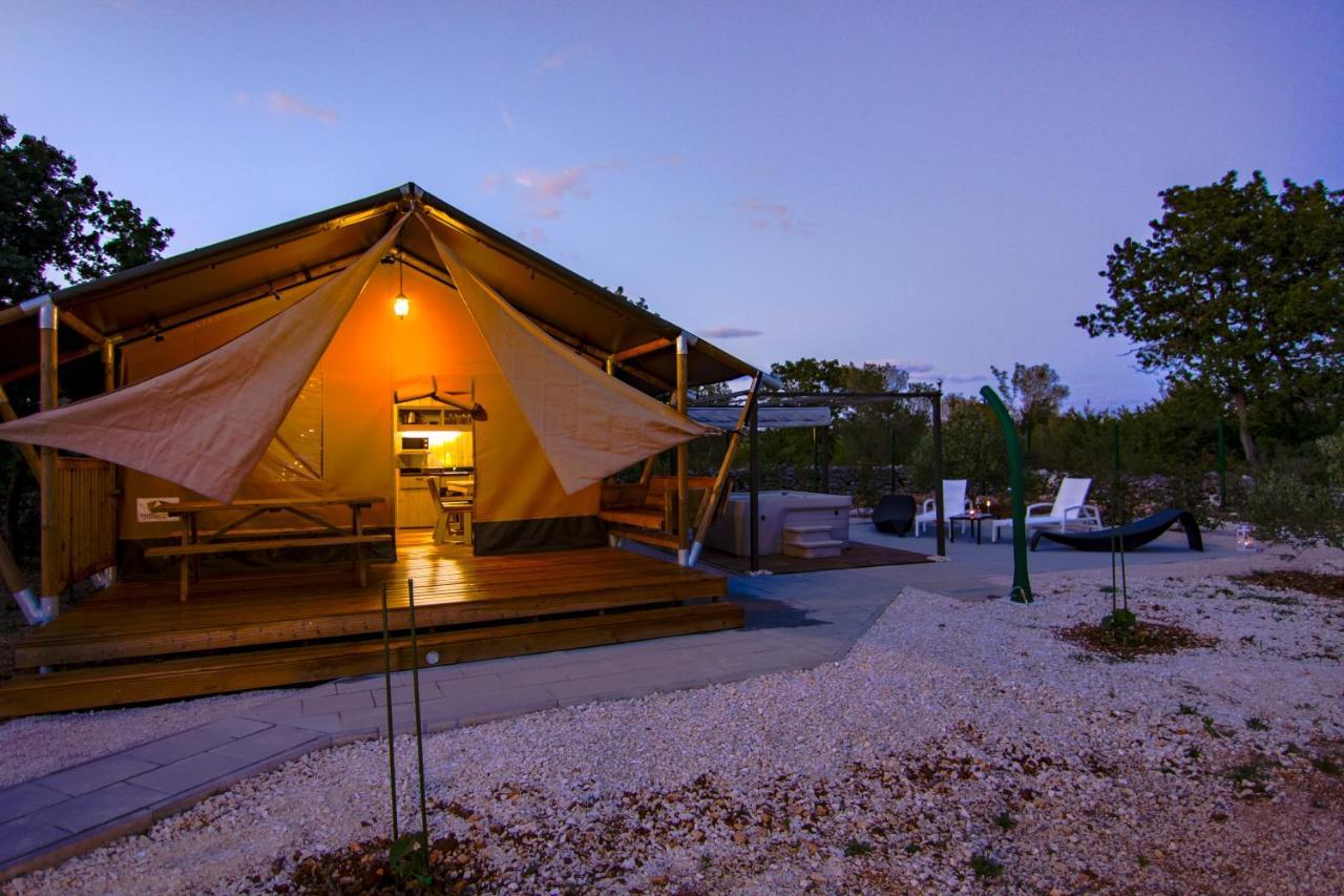 Grande Glamping With Pool Hotel Biograd Na Moru Ngoại thất bức ảnh