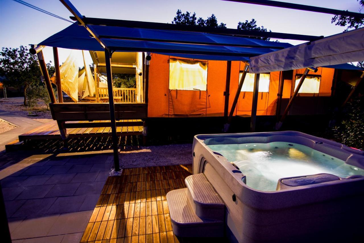 Grande Glamping With Pool Hotel Biograd Na Moru Ngoại thất bức ảnh
