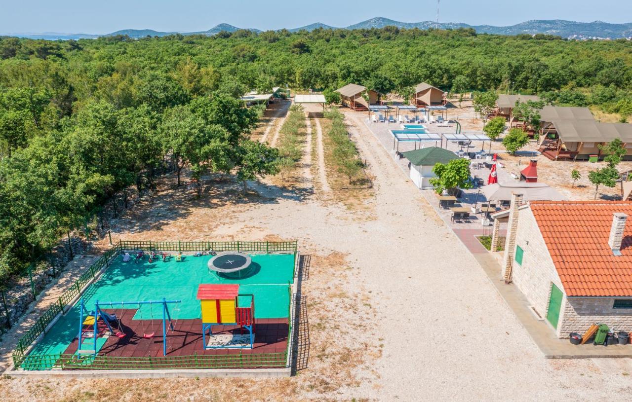 Grande Glamping With Pool Hotel Biograd Na Moru Ngoại thất bức ảnh