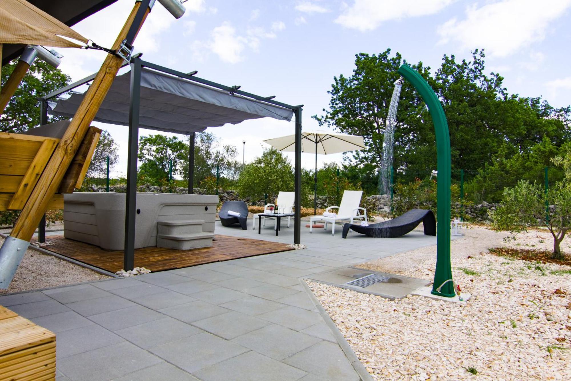 Grande Glamping With Pool Hotel Biograd Na Moru Ngoại thất bức ảnh